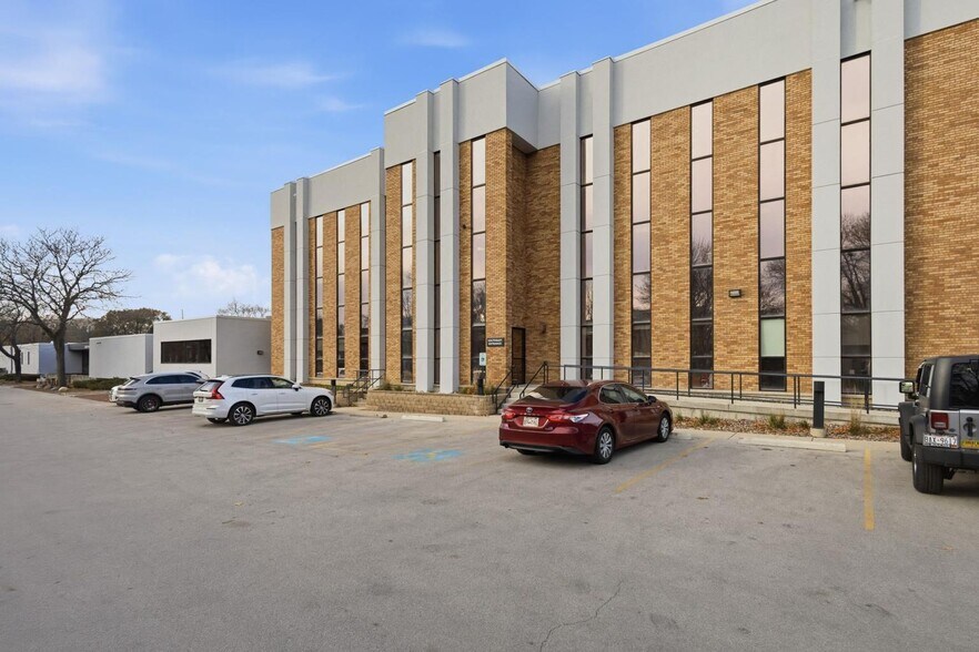 More Photos Of 1111 Delafield St, Waukesha Medical For Lease