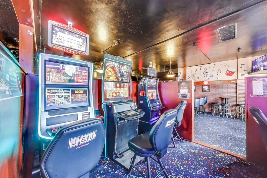 More Photos Of 1715 W Roosevelt Rd, Broadview General Retail For Lease