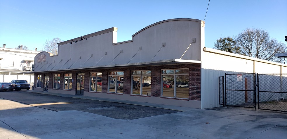 Primary Photo Of 207 W Pine St, Ponchatoula Freestanding For Lease