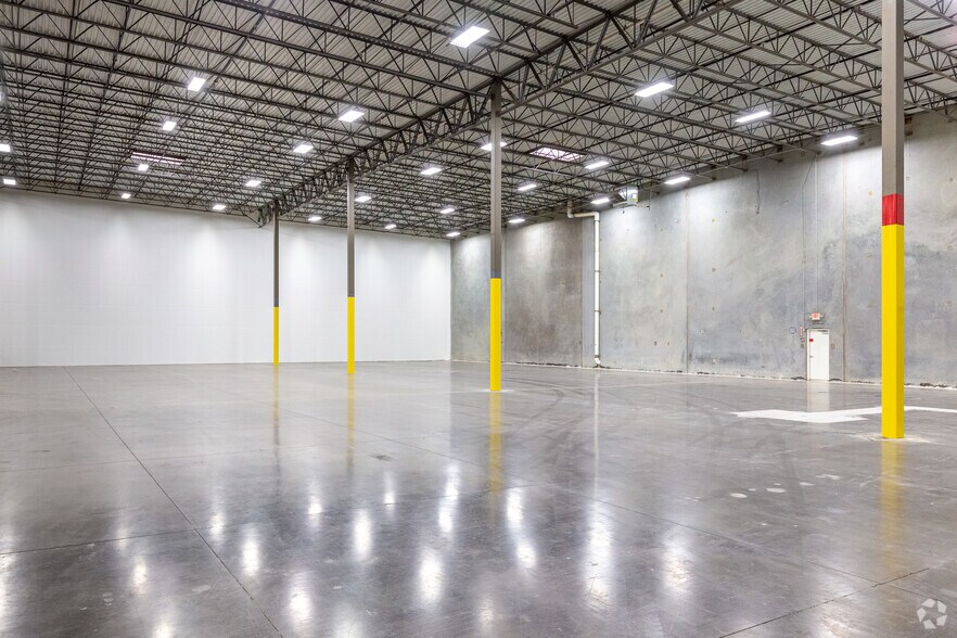 More Photos Of 4001 Adler Dr, Dallas Distribution For Lease
