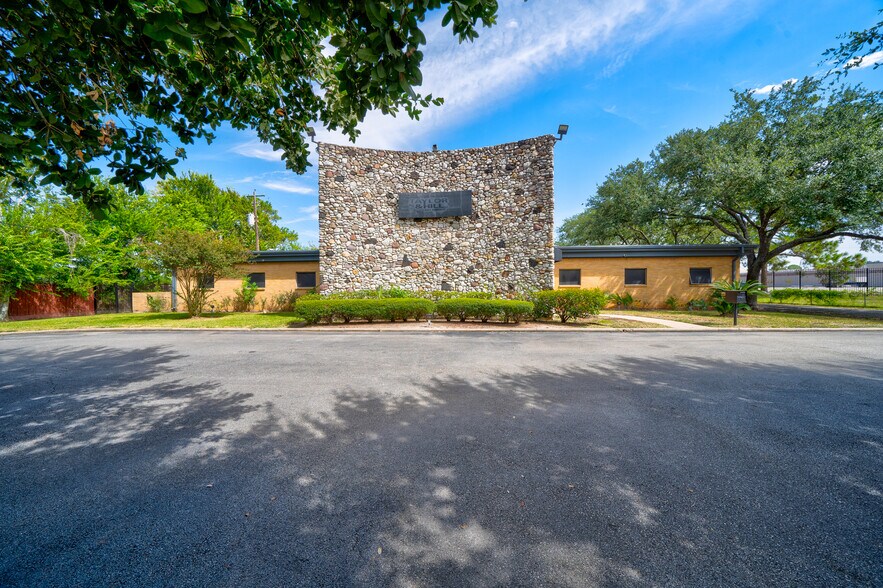 More Photos Of 9941 Rowlett Rd, Houston Medical For Lease