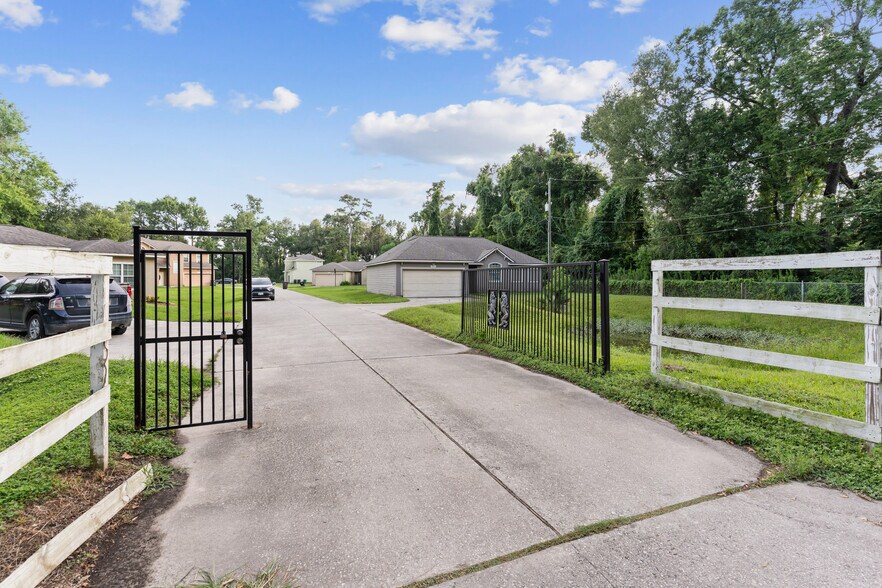 More Photos Of 9104 N Green River Dr, Houston Specialty For Sale