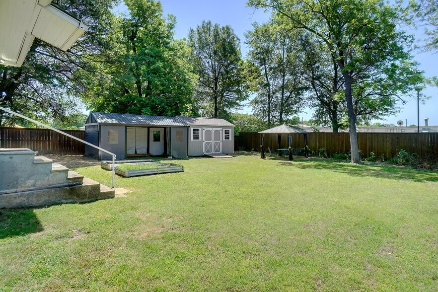 More Photos Of 1116 Lamar Ave, Paris Office For Sale