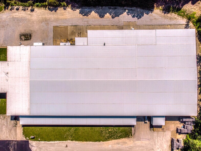 More Photos Of 1402 E Veterans Memorial Pky, Truesdale Manufacturing For Sale