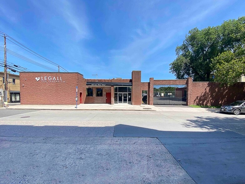 More Photos Of 403 E 3rd St, Mount Vernon Funeral Home For Sale