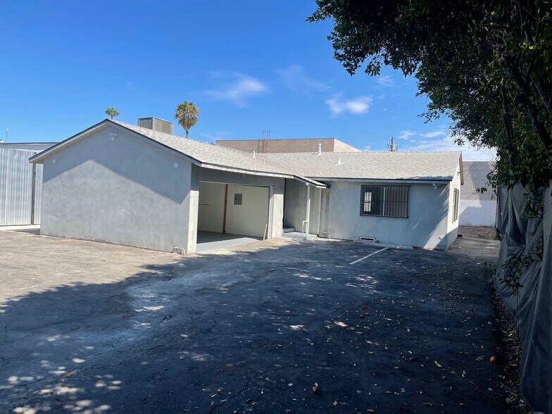 More Photos Of 16123 Wyandotte St, Van Nuys Service For Lease