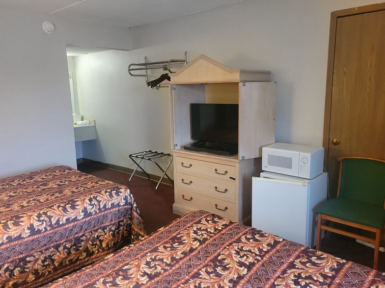 More Photos Of 10530 Corduroy Rd, Curtice Hotel For Sale