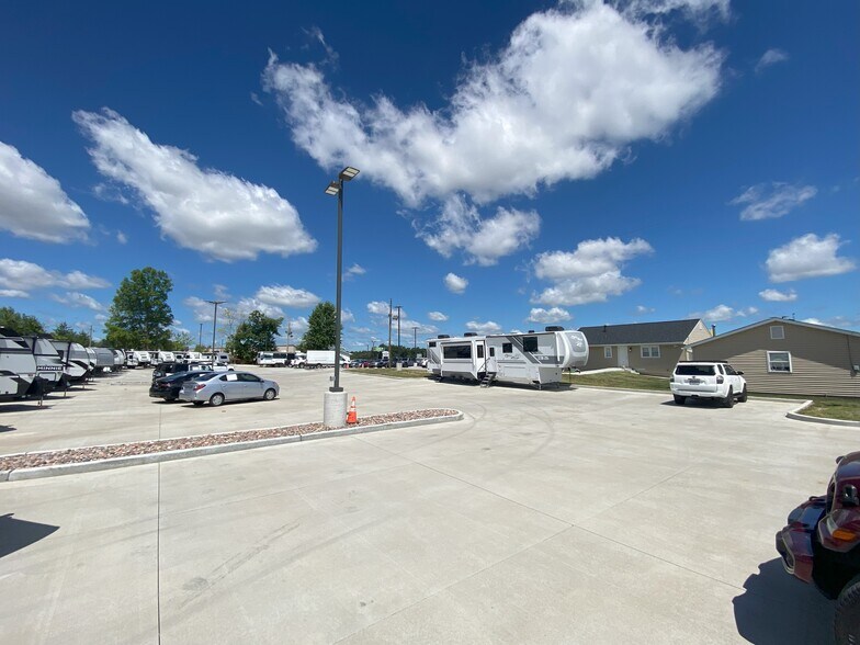 More Photos Of 12542 Veterans Memorial Pky, Wentzville Auto Dealership For Lease