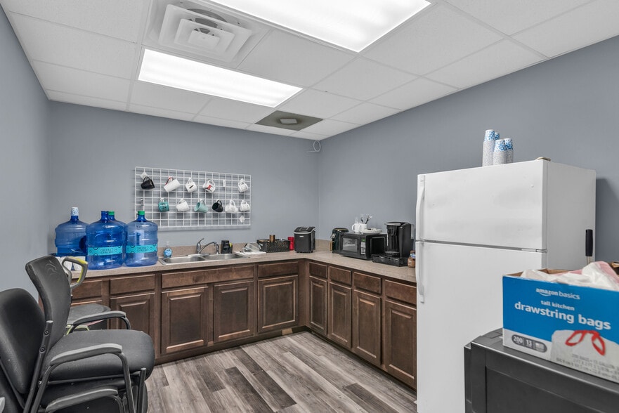 More Photos Of 333 Gordon St, Sanford Light Manufacturing For Sale