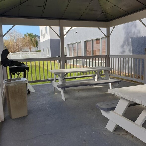 More Photos Of 1323 E King Ave, Kingsland Hotel For Sale