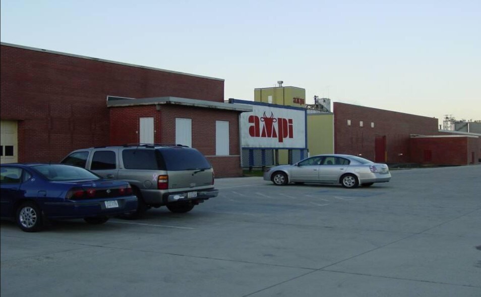 More Photos Of 1305 19th St SW, Mason City Distribution For Sale