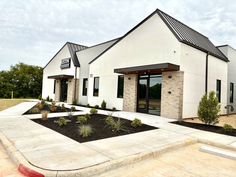 More Photos Of 1100 Timberbrook Pky, Justin Storefront For Lease