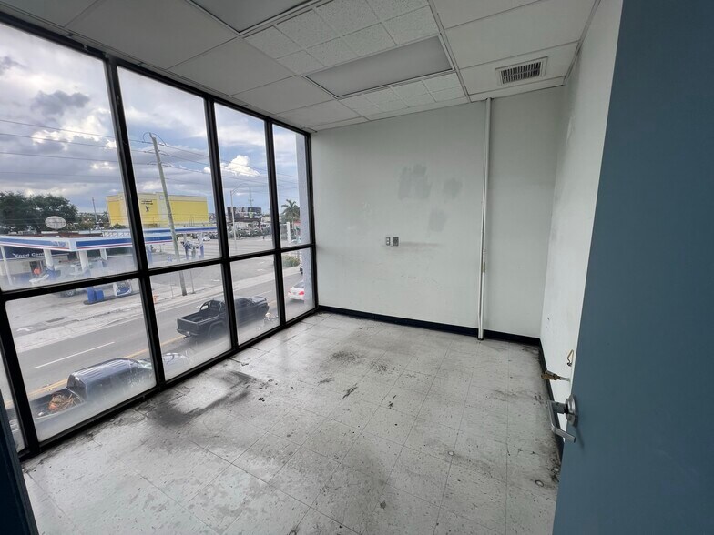 More Photos Of 2700 NW 36th St, Miami Office Residential For Lease