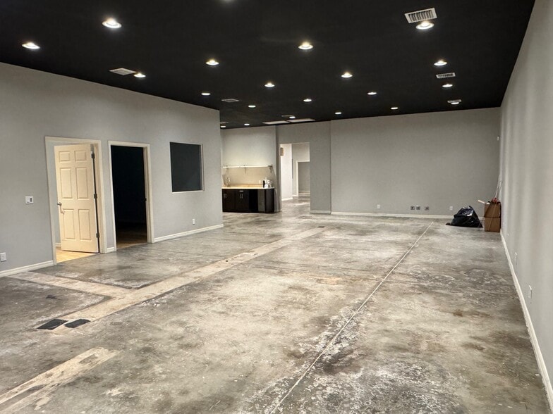 More Photos Of 2415 N Albany Ave, Tampa Flex For Lease