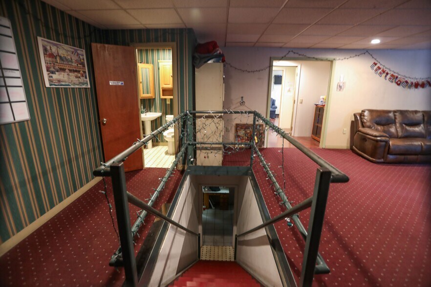 More Photos Of 185 Columbia St, Adams Flex For Lease
