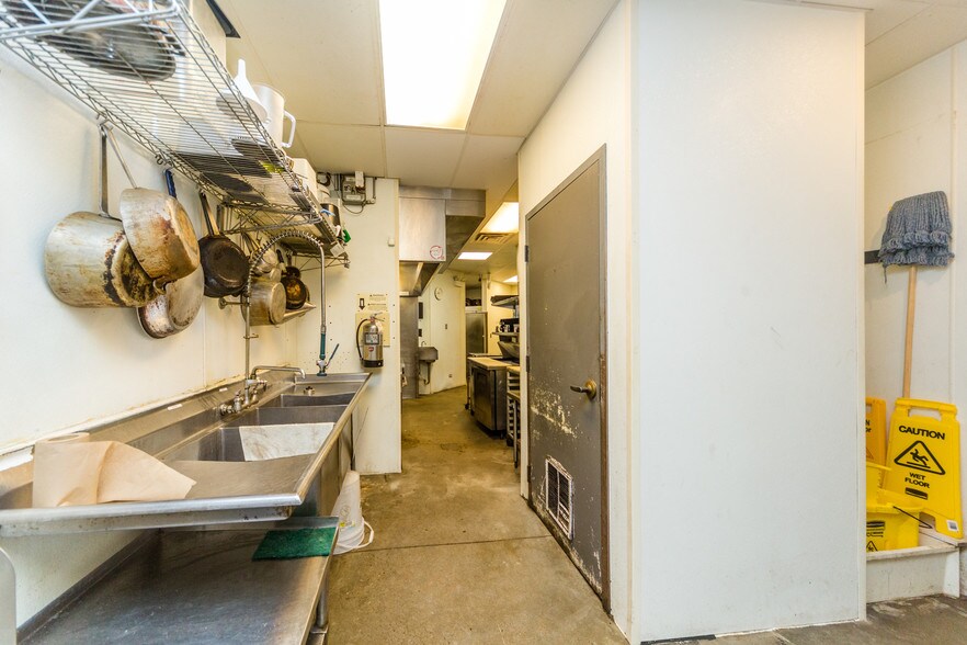 More Photos Of 1912 N Western Ave, Chicago Restaurant For Lease