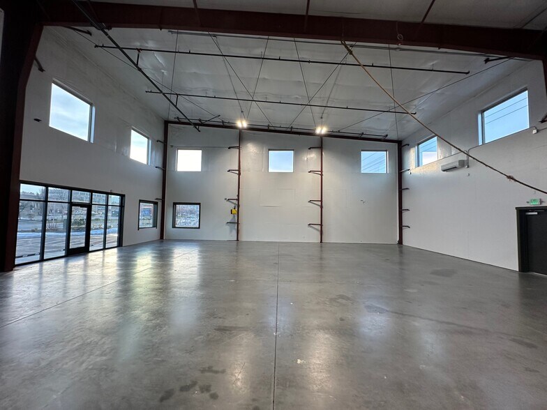 More Photos Of 8804 W Victoria Ave, Kennewick Showroom For Lease