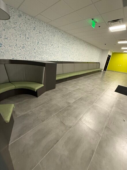 More Photos Of 8605 Largo Lakes Dr, Largo Warehouse For Lease