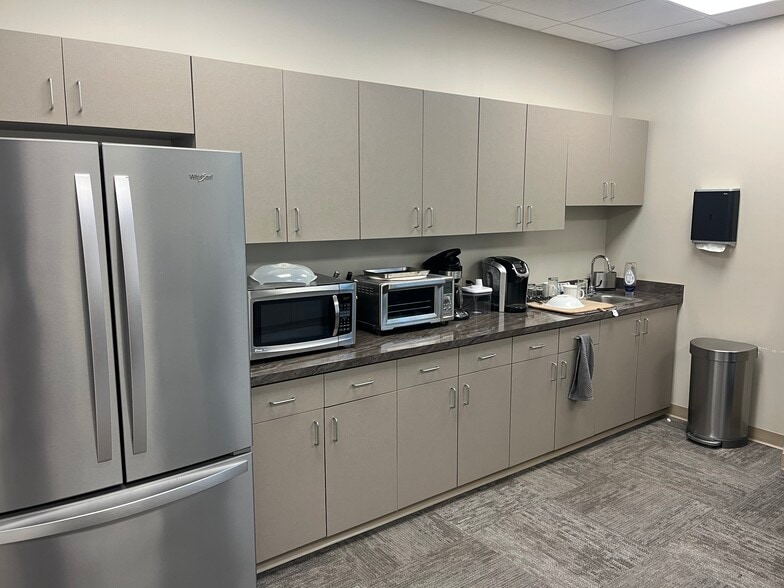 More Photos Of 8 Southern Oaks Ct, Savannah Office For Sale