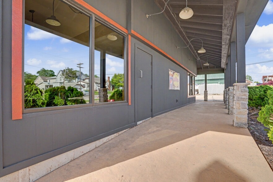 More Photos Of 605 S 10th St, Burlington General Retail For Sale