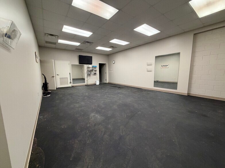 More Photos Of 819 Porter Pl, Lexington Warehouse For Lease