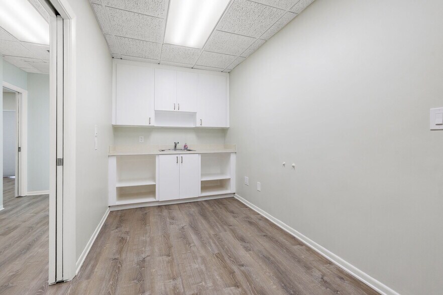 More Photos Of 1701 66th St N, Saint Petersburg Medical For Sale