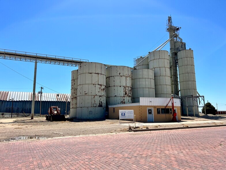 More Photos Of 402 Main Ave, Ralls Office For Sale