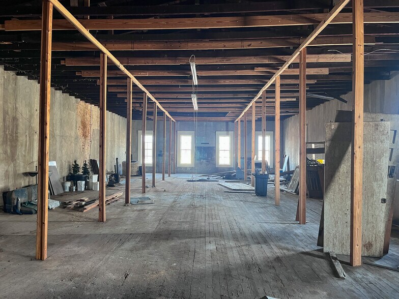 More Photos Of 205 W Alamo St, Brenham General Retail For Sale