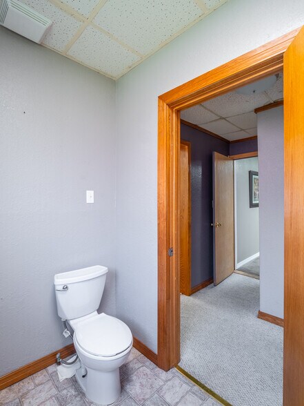 More Photos Of 426 E Wyandotte Ave, Mcalester Office For Sale