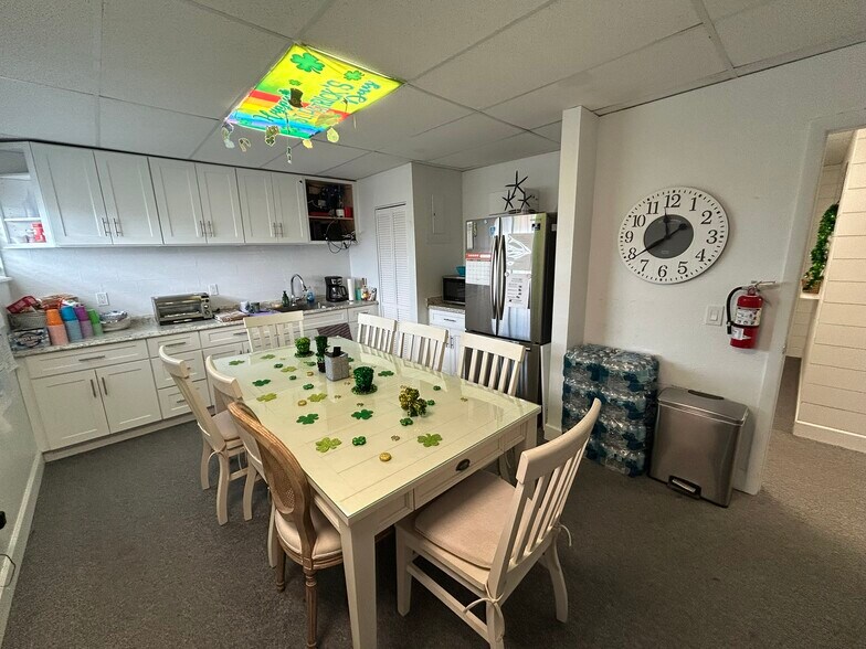 More Photos Of 3909 E Bay Dr, Holmes Beach Medical For Lease