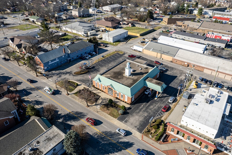 More Photos Of 10417 Watterson Trl, Louisville Bank For Lease