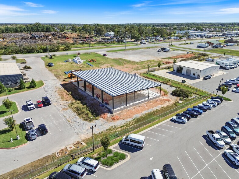 More Photos Of 2420 S 8th St, Rogers Flex For Lease