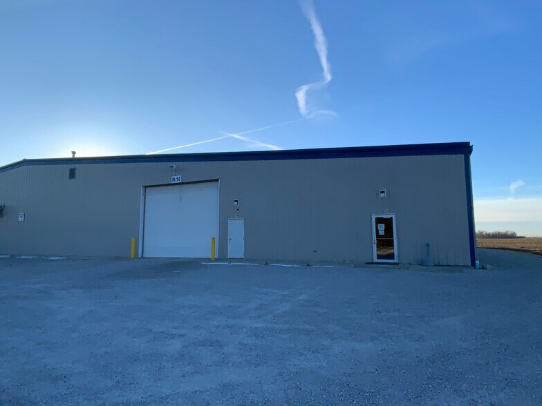More Photos Of 315 S Sycamore St, Flora Warehouse For Lease