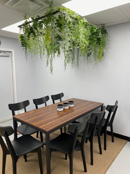 More Photos Of 117 Austin St, Garland Warehouse For Lease