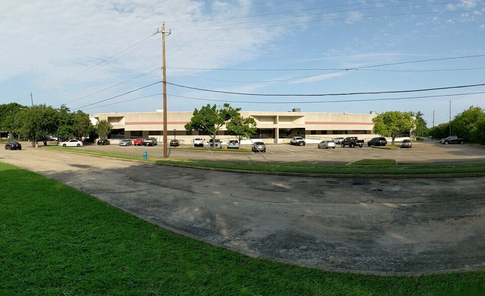 More Photos Of 2055 Silber Rd, Houston Unknown For Lease