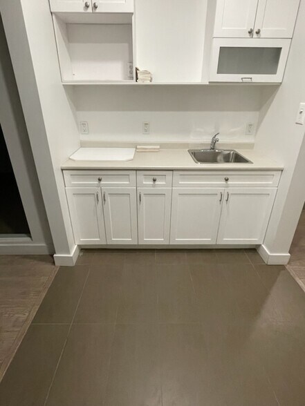 More Photos Of 250 Av Dunbar, Mont-Royal Office For Lease