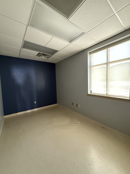 More Photos Of 305 River Dr, LaFollette Medical For Sale