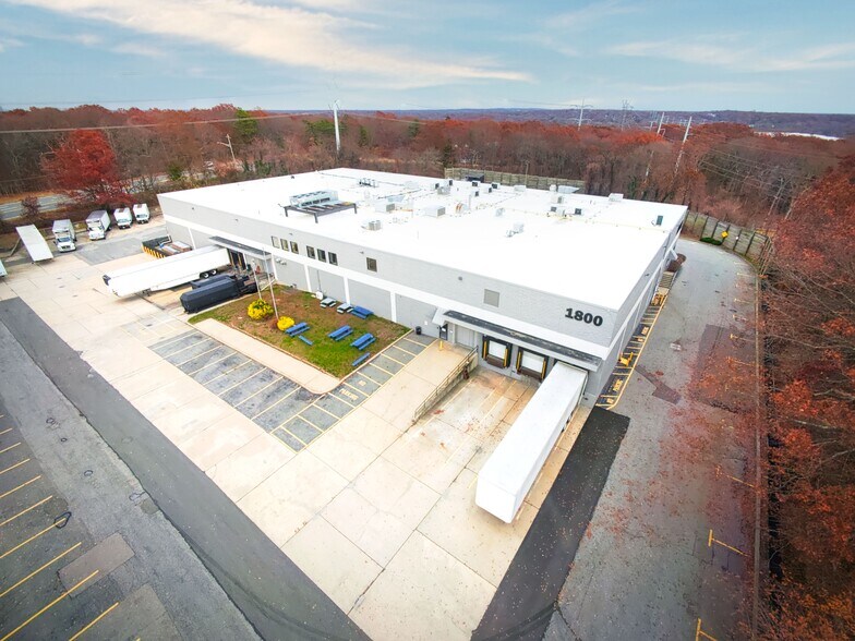 Primary Photo Of 1800 Motor Pky, Islandia Warehouse For Lease