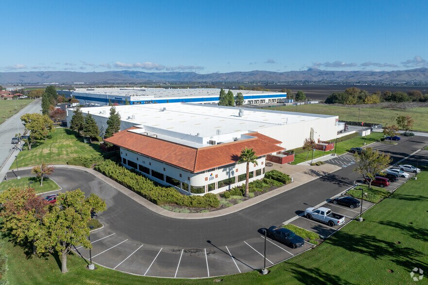 More Photos Of 2301 Bert Dr, Hollister Warehouse For Lease