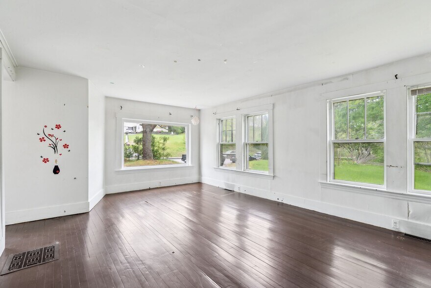 More Photos Of 705 Maine Ave, Farmingdale Multifamily For Sale