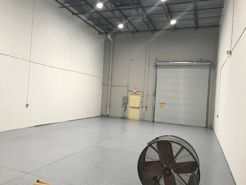 More Photos Of 787 Commerce Dr, Venice Warehouse For Lease