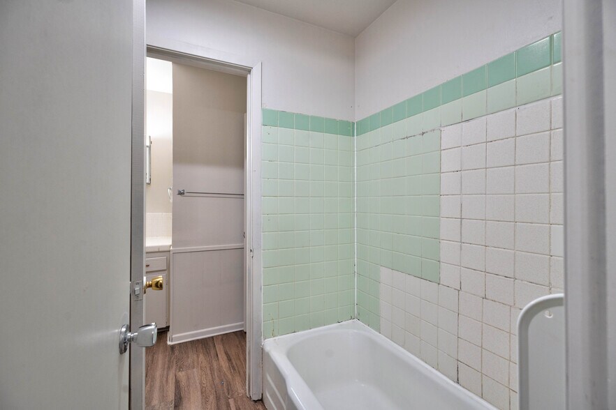 More Photos Of 2500 W 26th St, Plainview Apartments For Sale