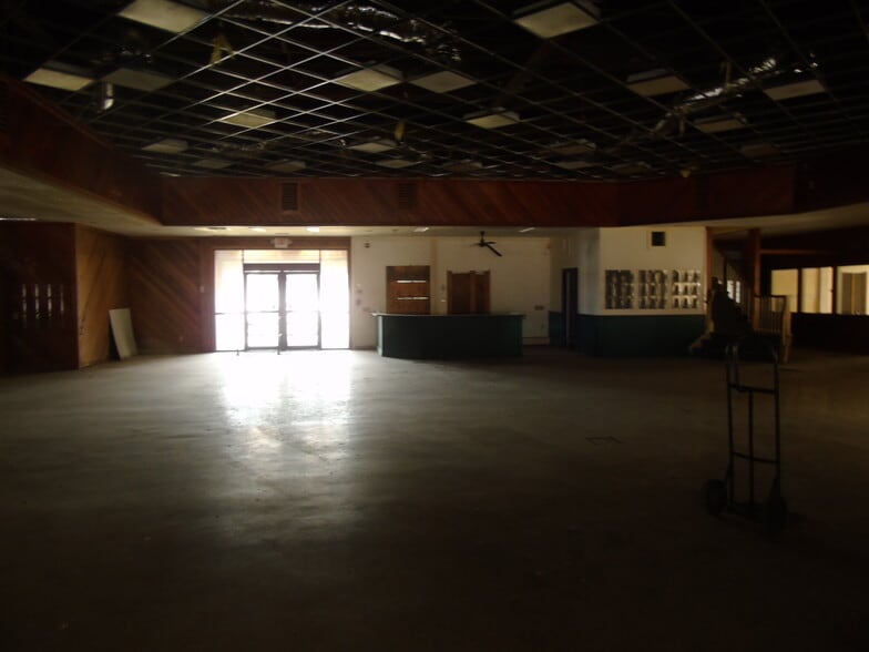 More Photos Of 1545 Monroe Tpke, Monroe Flex For Lease