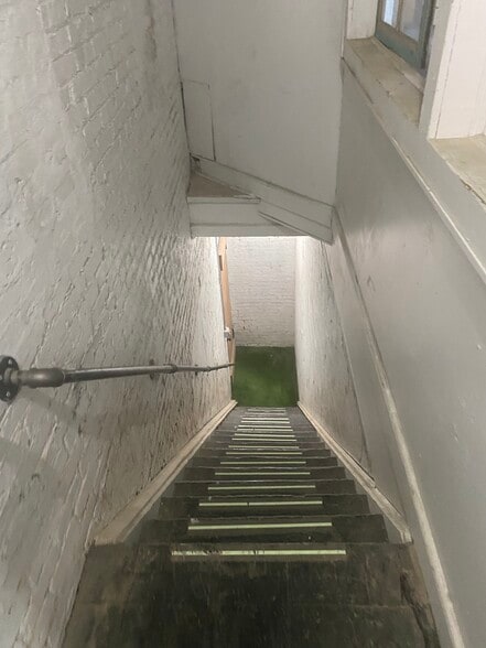 More Photos Of 8-10 Alyea St, Newark Storefront For Lease