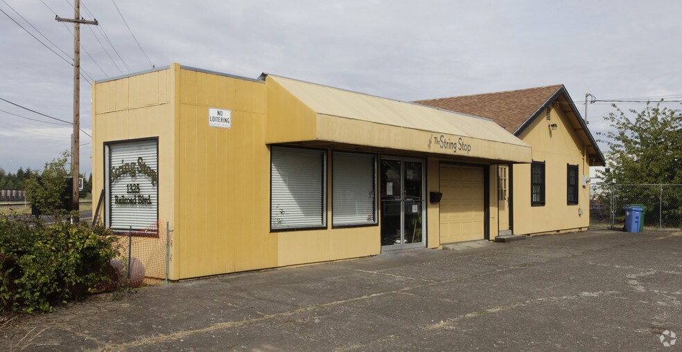 More Photos Of 1325 Railroad Blvd, Eugene Showroom For Lease
