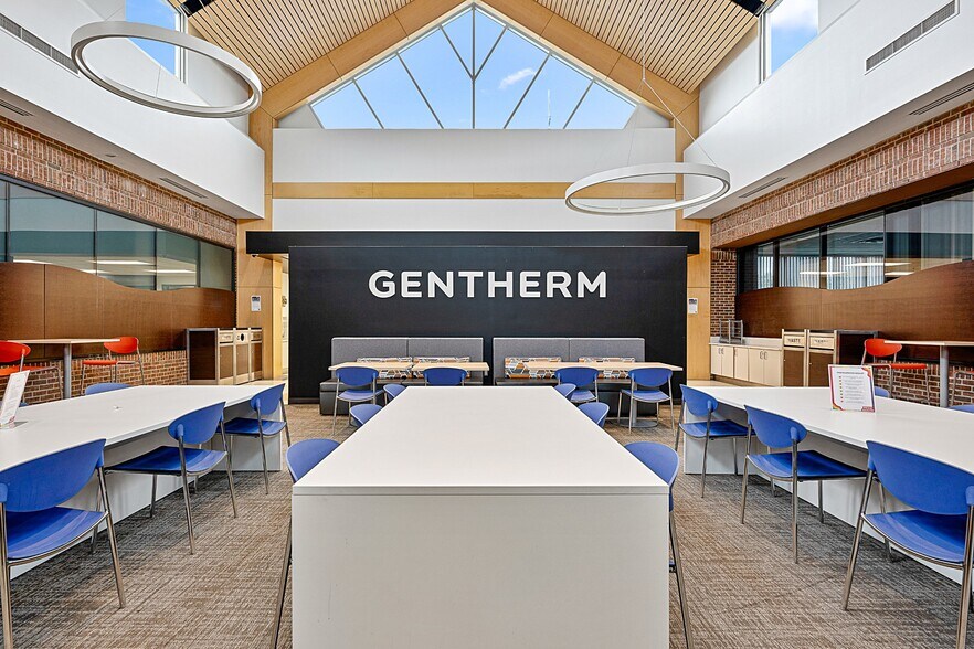 More Photos Of 21680-21700 Haggerty Rd, Northville Loft Creative Space For Lease