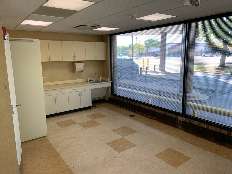 More Photos Of 1355 W Dundee Rd, Buffalo Grove Bank For Lease