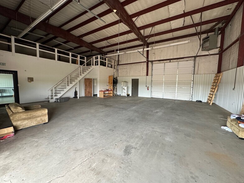 More Photos Of 3111 S Travis St, Sherman Distribution For Lease