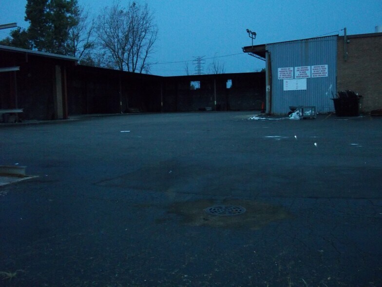 More Photos Of 430 N Damen Ave, Chicago Distribution For Lease