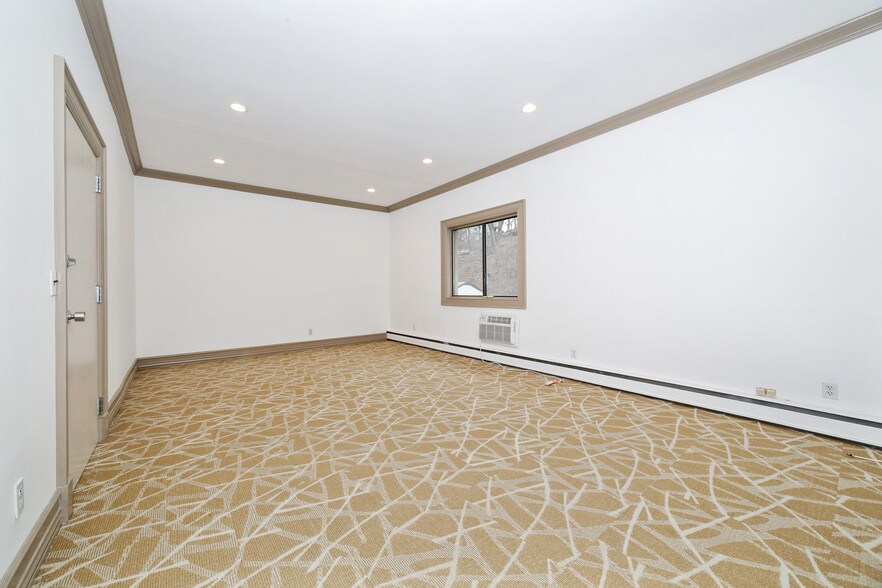 More Photos Of 7-11 Legion Dr, Valhalla Medical For Lease